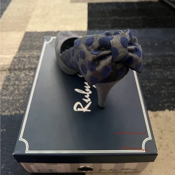 NIB 9 Ruby Shoo Katie Heels in Gray and Navy - Picture 2 of 5